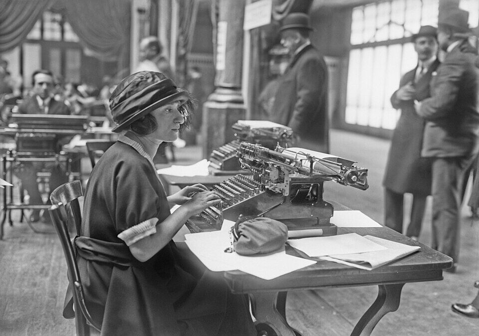 Eine Frau an einer Büromaschine bei einem Wettbewerb in Paris, 1921